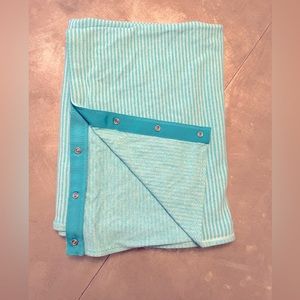 Lululemon vinyasa scarf; teal with snaps